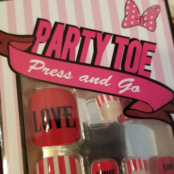 3/$25♥️ Toe Nails Press & Go Red Design Toe Nails New - Picture 4 of 5